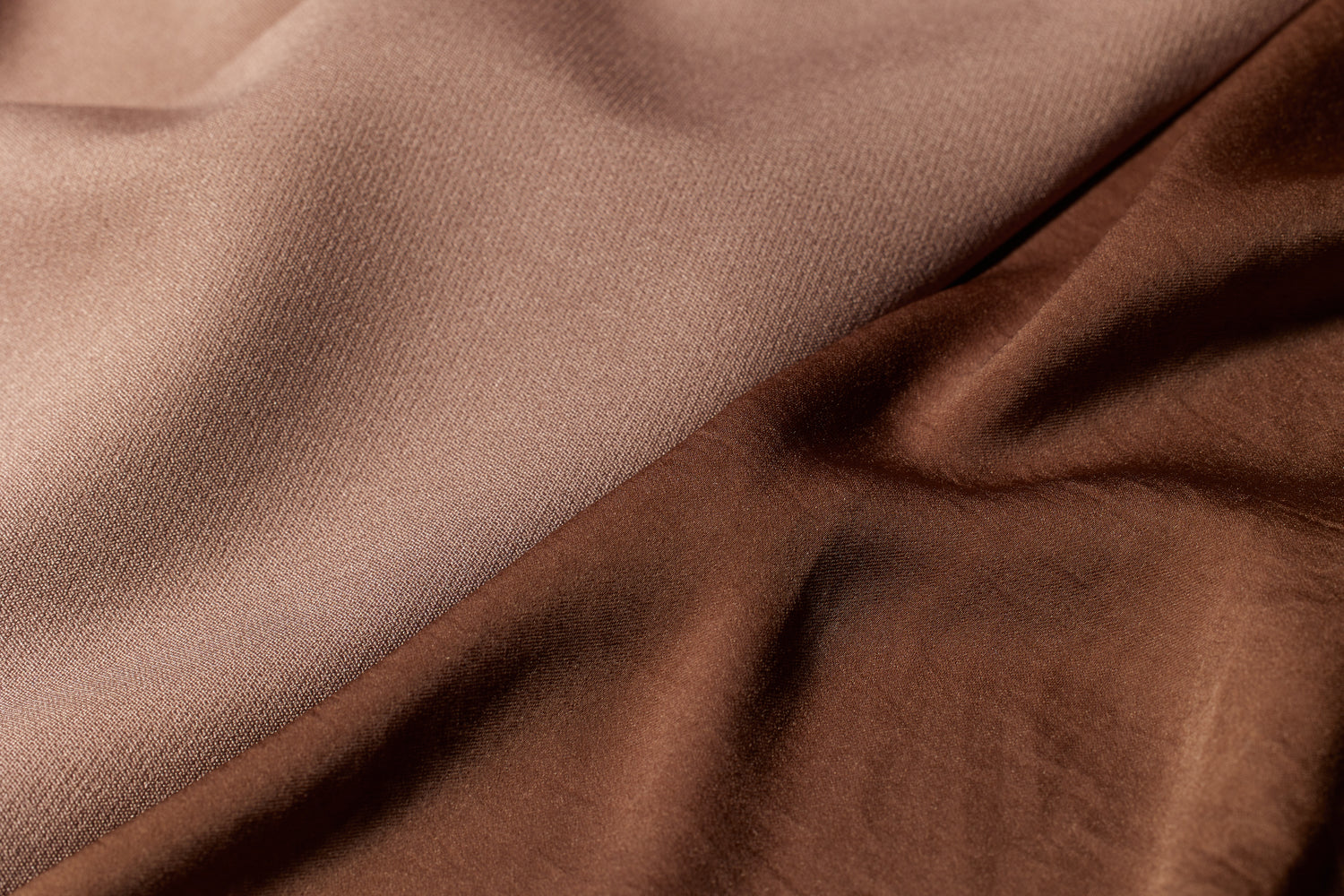 detail foto van de elegance dubai abaya in de kleur marron